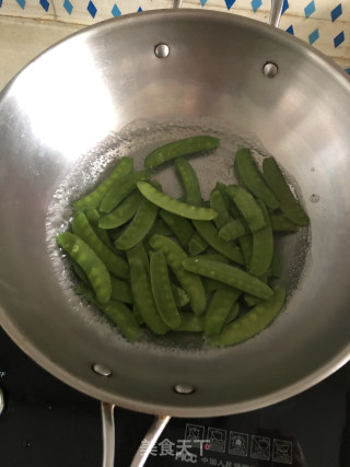 胡萝卜清炒荷兰豆（春日应季美食）的做法步骤：2
