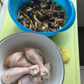 双菇烧鸡腿的做法步骤：1