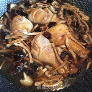 双菇烧鸡腿的做法步骤：5