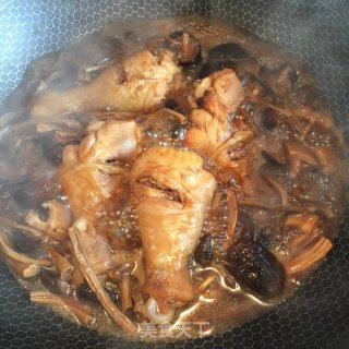 双菇烧鸡腿的做法步骤：6