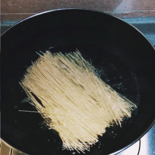 最简单好吃的口味拌面的做法步骤：2