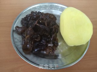 木耳烧土豆的做法步骤：1