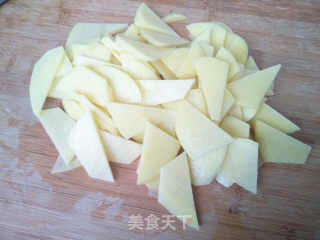 木耳烧土豆的做法步骤：2