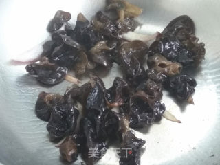 木耳烧土豆的做法步骤：3