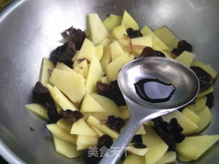 木耳烧土豆的做法步骤：5