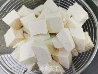 麻辣豆腐的做法步骤：1