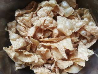 胡萝卜菠菜烩豆腐皮的做法步骤：1