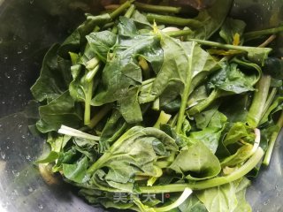 胡萝卜菠菜烩豆腐皮的做法步骤：2