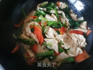 胡萝卜菠菜烩豆腐皮的做法步骤：12