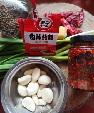 葱姜爆炒麻辣花蛤的做法步骤：2