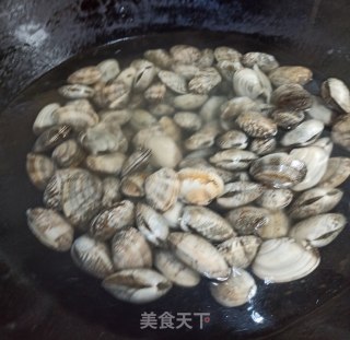 葱姜爆炒麻辣花蛤的做法步骤：3