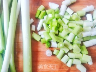家常菜的新吃饭：蒜苗炒肉的做法步骤：1