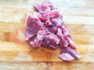 家常菜的新吃饭：蒜苗炒肉的做法步骤：2