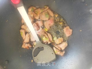 家常菜的新吃饭：蒜苗炒肉的做法步骤：4