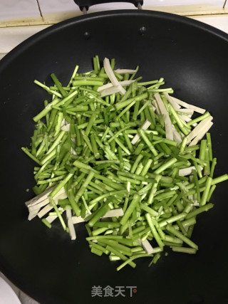 芦蒿炒白干的做法步骤：3