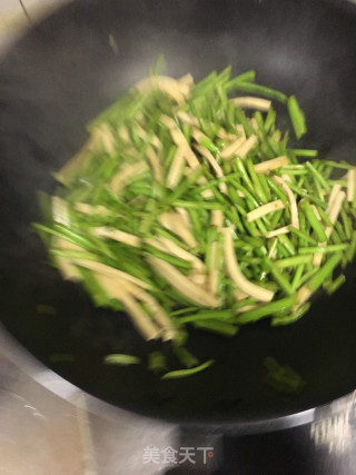 芦蒿炒白干的做法步骤：5