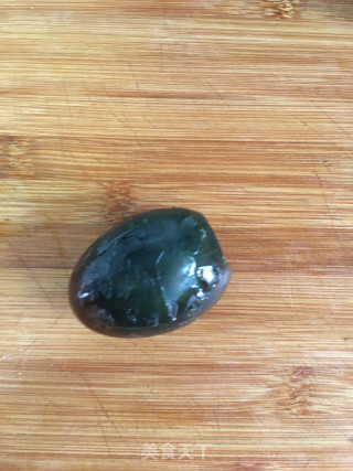 马兰头拌皮蛋的做法步骤：3