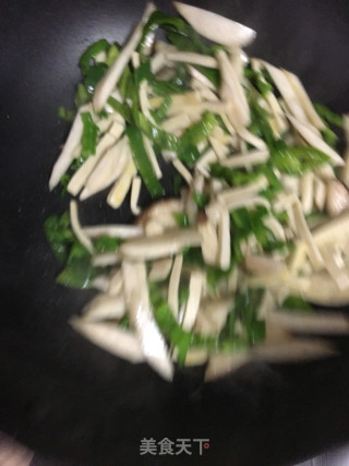 青椒杏鲍菇炒白干的做法步骤：3