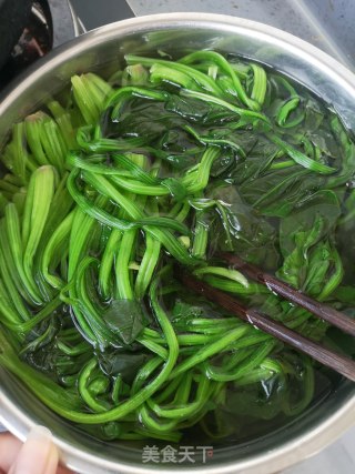 菠菜炒鸡蛋的做法步骤：1