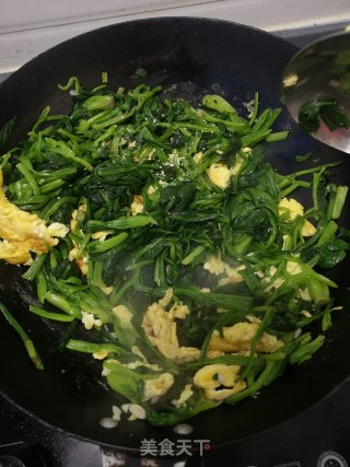 菠菜炒鸡蛋的做法步骤：3