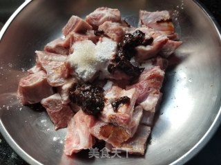 香芋蒸排骨的做法步骤：2