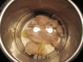 猪骨苹果玉米汤--快手汤的做法步骤：3