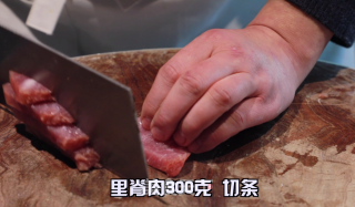 糖醋里脊的做法步骤：2