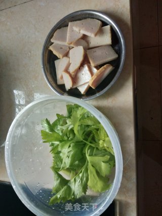 芹炒鱼糕的做法步骤：1