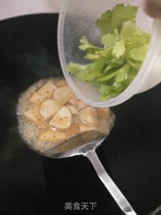芹炒鱼糕的做法步骤：4