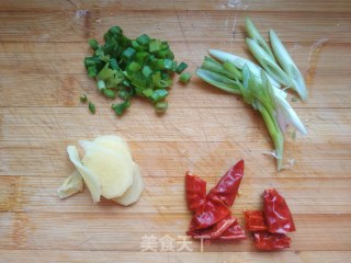 香菇炖鸡腿的做法步骤：1