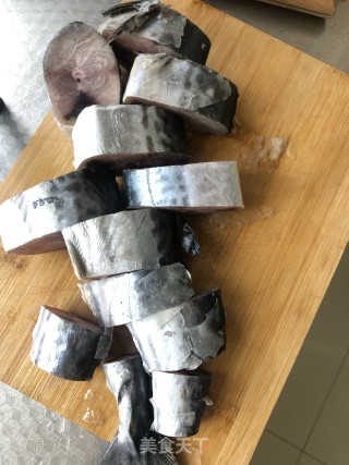 熏鲅鱼的做法步骤：1