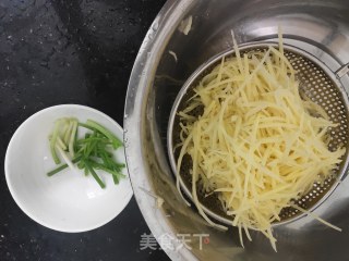 土豆卷饼的做法步骤：4