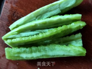 海米拌苦瓜的做法步骤：2