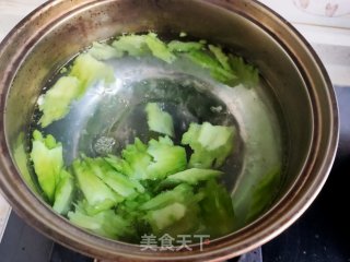 海米拌苦瓜的做法步骤：4