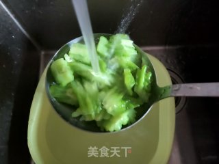 海米拌苦瓜的做法步骤：5