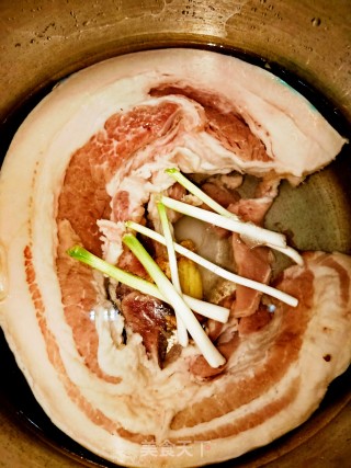 白切五花肉的做法步骤：2