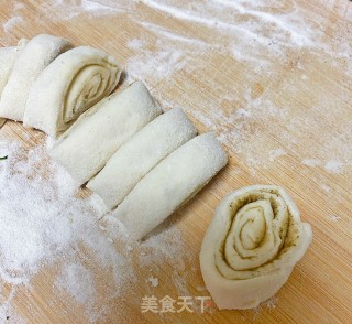五香小花卷的做法步骤：7