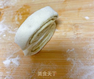 五香小花卷的做法步骤：8