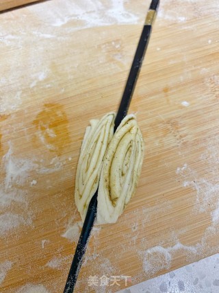 五香小花卷的做法步骤：9