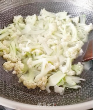 煸炒花椰菜的做法步骤：3