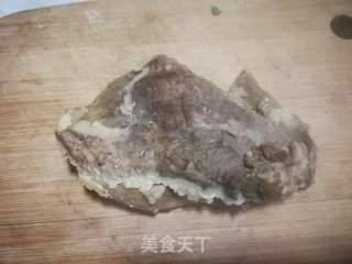 芹菜洋葱炒羊腿肉的做法步骤：1