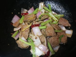 芹菜洋葱炒羊腿肉的做法步骤：10