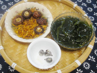 猪骨海苔玉米汤--快手汤的做法步骤：1