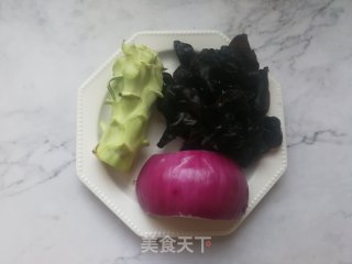 洋葱木耳拌西兰花梗儿的做法步骤：1