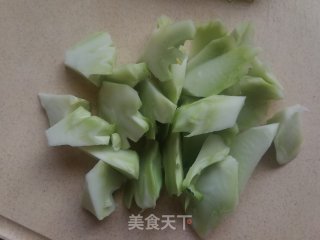 洋葱木耳拌西兰花梗儿的做法步骤：2
