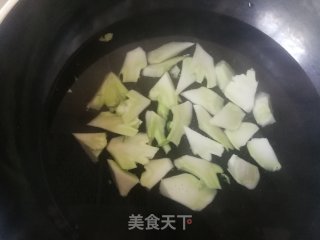 洋葱木耳拌西兰花梗儿的做法步骤：3
