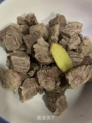 土豆烧牛腩的做法步骤：1