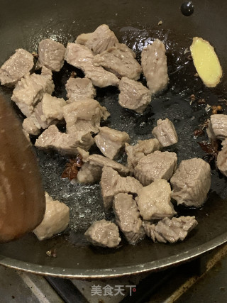 土豆烧牛腩的做法步骤：2