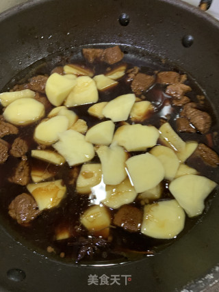 土豆烧牛腩的做法步骤：7