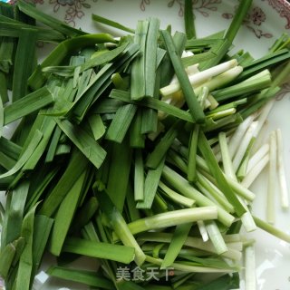 鱿鱼炒韭菜的做法步骤：2